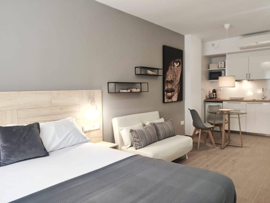 Hypo-allergenic bedding, soundproofing, iron/ironing board, free WiFi