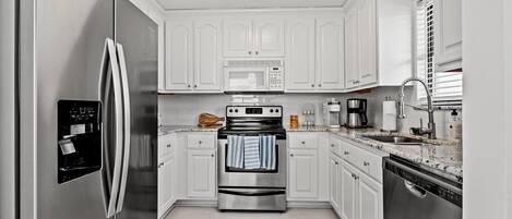 Refrigerador, microondas, horno y parrilla de estufa