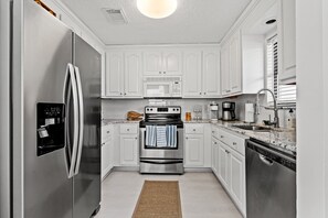 Fridge, microwave, oven, stovetop - Newly Renovated Corner 2BR Townhouse. Walk to Beach w/ Pool. Near Saint Andrews. (Panama City Beach)