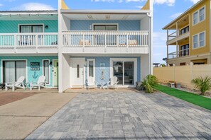 Exterior - Newly Renovated Corner 2BR Townhouse. Walk to Beach w/ Pool. Near Saint Andrews. (Panama City Beach)
