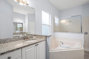 Hair dryer, towels, soap, toilet paper - The Hideaway@Tuscan Hills, a modern 4 bedroom, 3 bath luxury home (Davenport)