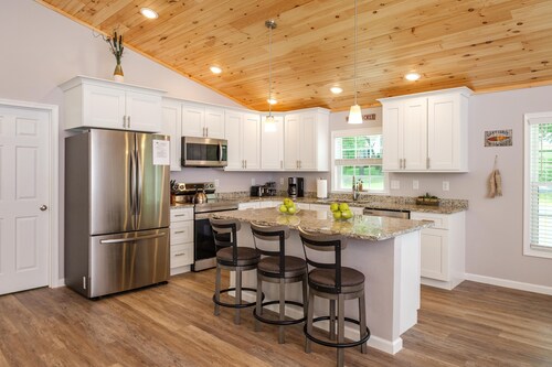 River Oasis Water Front, Pet Friendly Home, 5 King Bedrooms 
15 Mins Massanutten