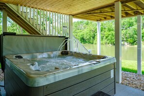 Outdoor spa tub - River Oasis Water Front, Pet Friendly Home, 5 King Bedrooms 
15 Mins Massanutten (Elkton)