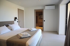 3 chambres, coffres-forts dans les chambres, fer et planche à repasser