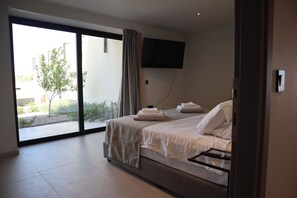 3 bedrooms, in-room safe, iron/ironing board, free WiFi