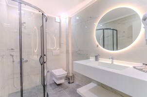 Suite básica | Baño | Ducha, artículos de higiene personal gratuitos y secador de pelo