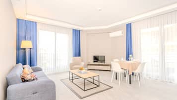 Suite familiar | Sala d'estar | Televisor LED de 70 cm amb canals per satèl·lit i terres tèrmics
