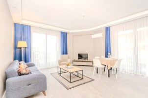 Familiesuite | Oppholdsområde | En 70-centimeters LED-TV med Parabol-TV samt oppvarmet gulv