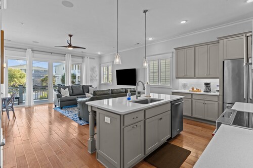 Suite 16, Condo in the heart of Wrightsville Beach, easy beach access!