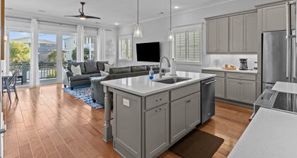 Suite 16, Condo in the heart of Wrightsville Beach, easy beach access!