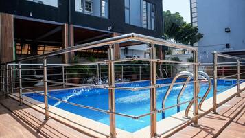 Una piscina al aire libre