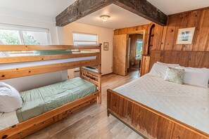 3 bedrooms, desk, free WiFi, bed sheets - Entire Duplex with Hot Tub and Steps away from the Beach! (Rockaway Beach)