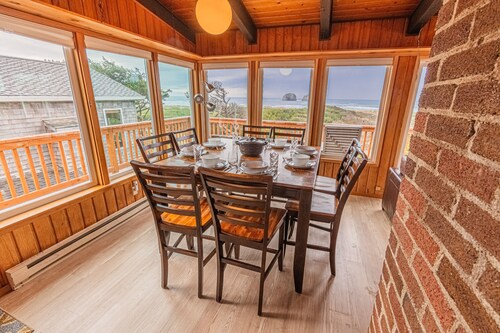 Entire Duplex with Hot Tub and Steps away from the Beach!