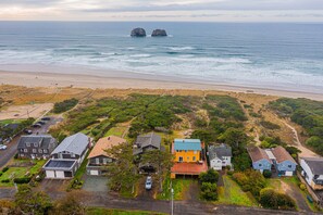 On the beach - Entire Duplex with Hot Tub and Steps away from the Beach! (Rockaway Beach)