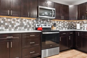 Frigorifero, microonde, forno, piano cottura