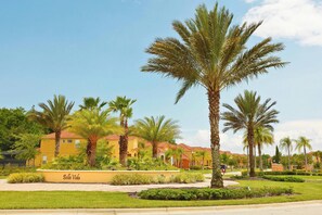 Property grounds - Dreamy 4BR Townhome • Pool, BBQ • Near Disney! (Kissimmee)