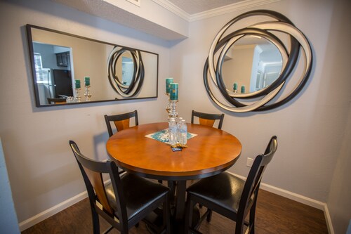 I14 - Apt|Patio|11mi to Convention Ctr|Sleeps 4