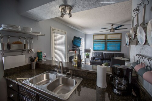 I14 - Apt|Patio|11mi to Convention Ctr|Sleeps 4