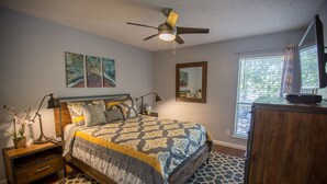 Room - I14 - Apt|Patio|11mi to Convention Ctr|Sleeps 4 (Irving)