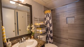 Bathroom - I14 - Apt|Patio|11mi to Convention Ctr|Sleeps 4 (Irving)