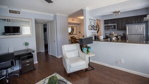 Living area - I14 - Apt|Patio|11mi to Convention Ctr|Sleeps 4 (Irving)