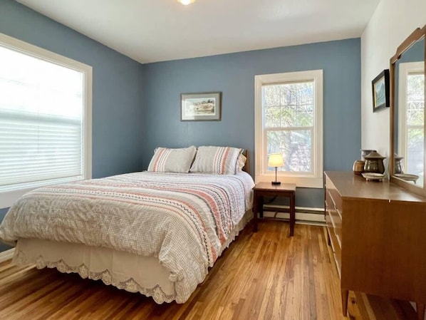 4 bedrooms, desk, iron/ironing board, travel cot