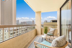 Property grounds - Ocean & City Views Renovated Condo at Aloha Towers w/Washer-Dryer & Parking (Honolulu)