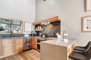 Réfrigérateur, micro-ondes, four, plaque de cuisson