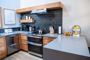 Een koelkast, een magnetron, een oven, een kookplaat