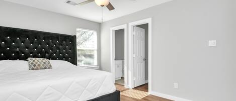 3 bedrooms, iron/ironing board, WiFi, bed sheets