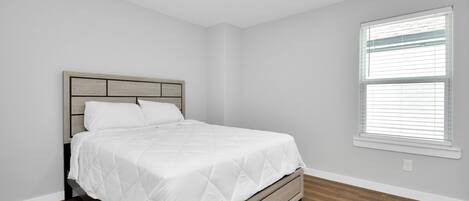 3 habitaciones, tabla de planchar con plancha, wifi y ropa de cama