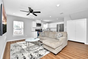 Smart TV - Welcome to our 3BR, 2BA townhouse, perfectly situated close to all you need  (Houston)