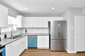 Fridge, microwave, oven, stovetop - Welcome to our 3BR, 2BA townhouse, perfectly situated close to all you need  (Houston)
