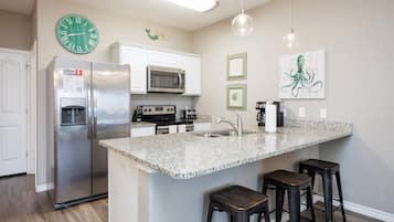 Jääkaappi, mikroaaltouuni, uuni, liesi