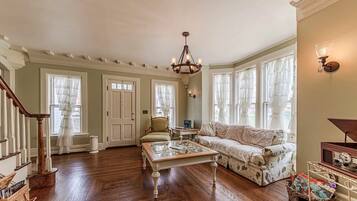 Smart TV, fireplace, books, stereo