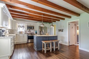 Kylskåp, mikrovågsugn, ugn och spishäll