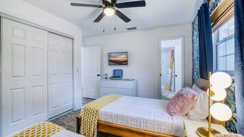 4 bedrooms, desk, iron/ironing board, free WiFi