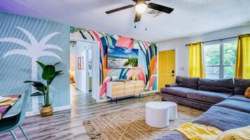 Una Smart TV, una chimenea, videojuegos