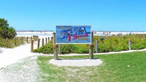 Un cartell de platja amb el text 'Siesta Beach, la millor platja dels Estats Units'.