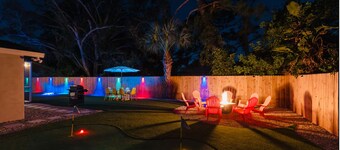 Near IMG! Free Heated Pool, Fire Pit, Golf, BBQ, Arcade Games!