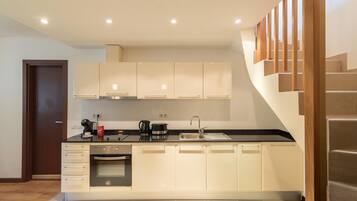 Fridge, oven, stovetop, coffee/tea maker