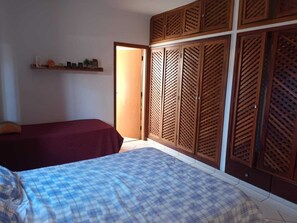 4 bedrooms, free WiFi, bed sheets, wheelchair access