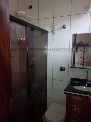 Shower, towels - House in Ubatuba 100m from beach (Toninhas Ubatuba)