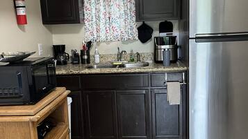 Jääkaappi, mikroaaltouuni, kahvin-/teenkeitin, syöttötuoli