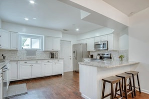 Private kitchen - Posh Pool and Pond Landing  (Jacksonville)