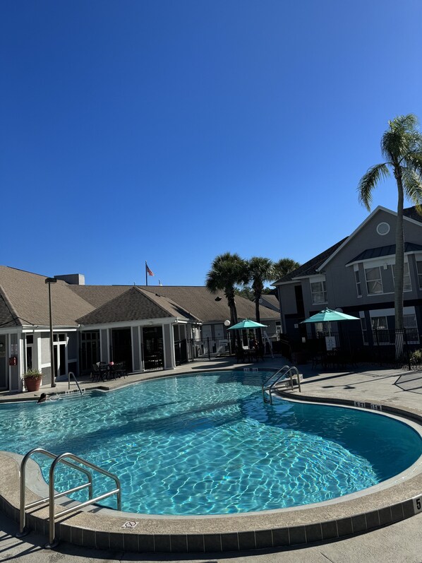 Pool - 5 Minutes from DISNEY Theme parks, Family Apartment with pool and amenities (Kissimmee)