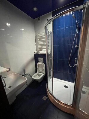 Luxury Double Room | Bathroom | Shower, rainfall showerhead, free toiletries, hair dryer - NEW ROYAL (Tbilisi)