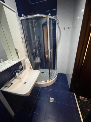 Standard Twin Room | Bathroom | Shower, rainfall showerhead, free toiletries, hair dryer