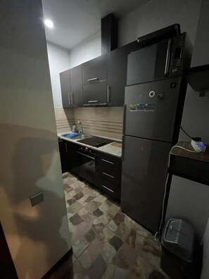 Standard Twin Room | Private kitchen | Mini-fridge, microwave, oven, toaster - NEW ROYAL (Tbilisi)