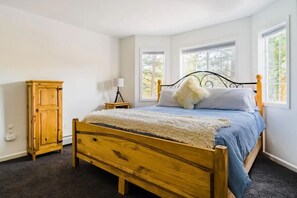 3 soveværelser, skrivebord, strygejern/strygebræt, weekendseng